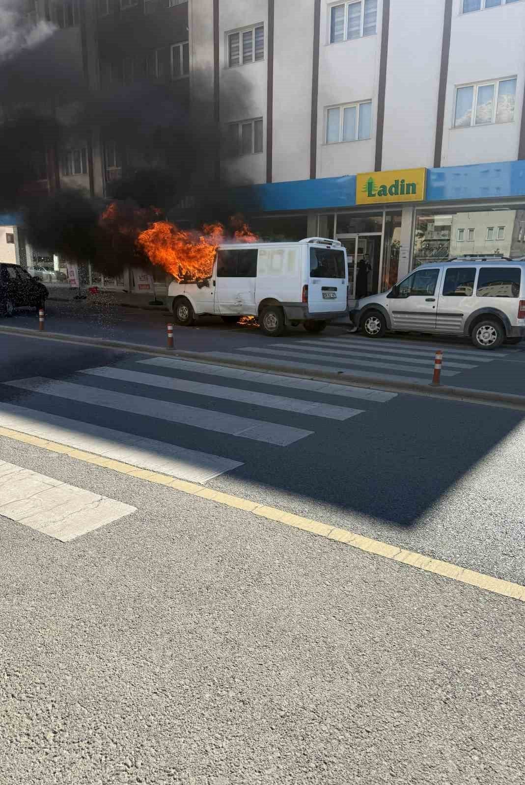 Sivas’ta park halindeki minibüs alev alev yandı