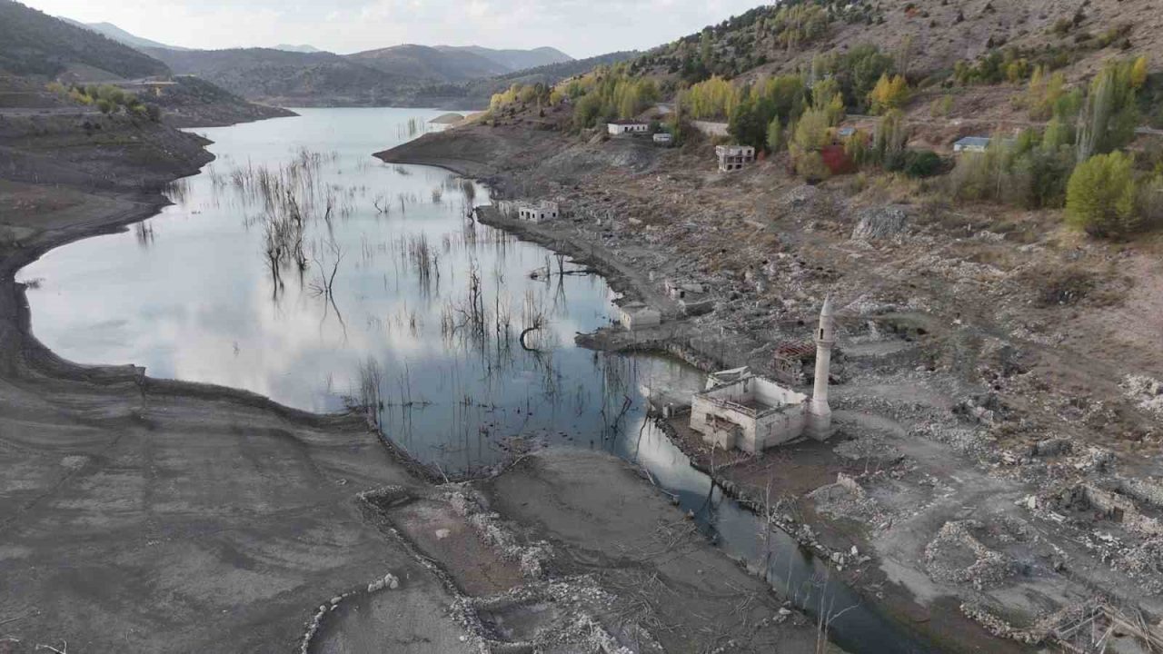 Sivas’ta yaklaşık 15 yıldır sular altında kalan köy tamamen ortaya çıktı