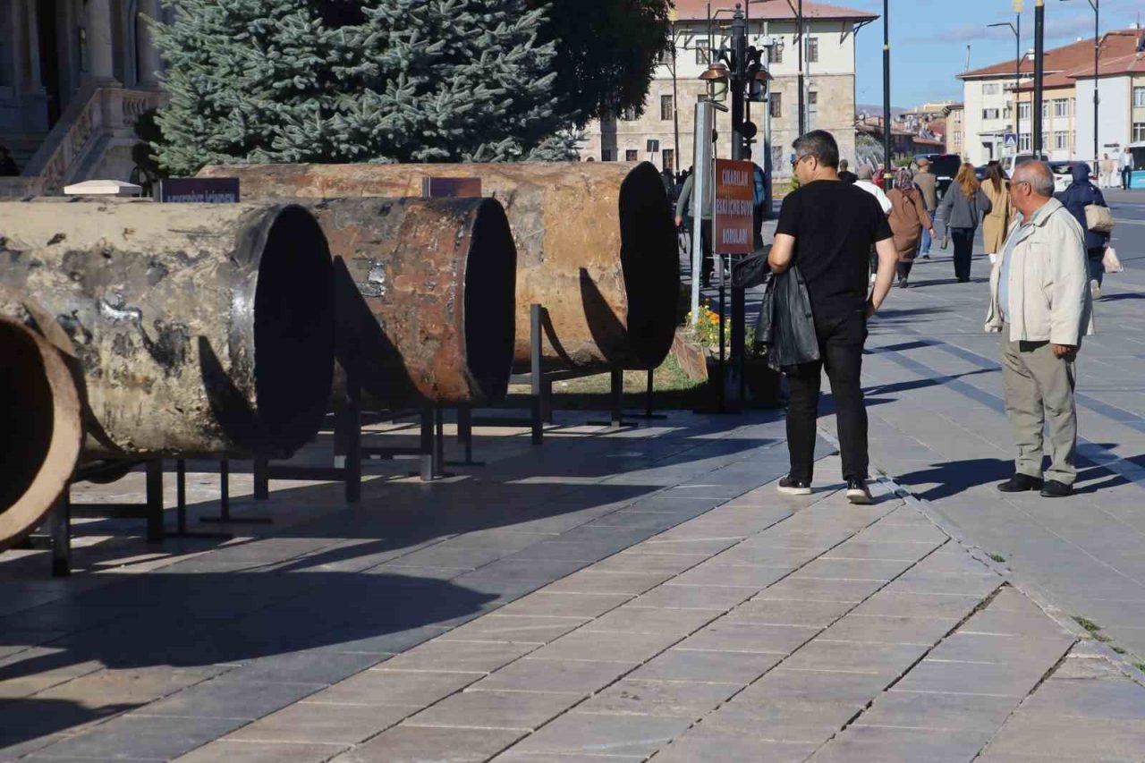 Sivas’ta yer altından çıkarılan borular kent meydanında sergileniyor