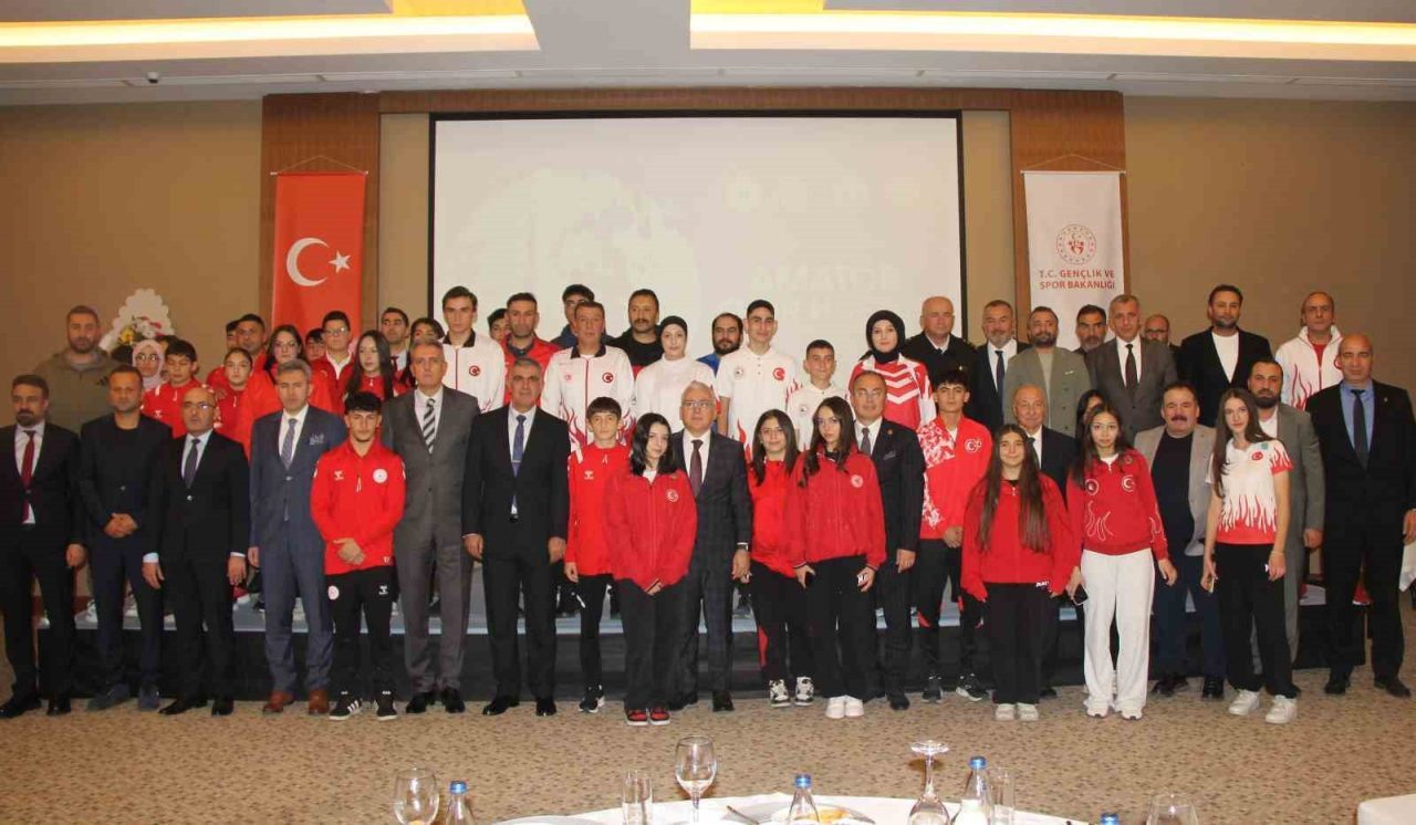 Sivas’ta “Zirvedeki Yiğidolar” ödüllerini aldı