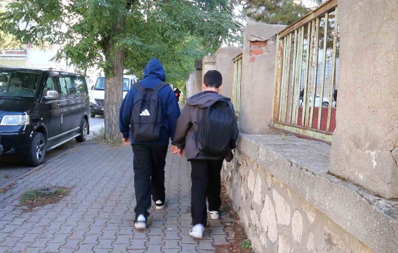 Uzmanı açıkladı: “Ağır okul çantaları çocuklarda skolyoz riskini artırıyor”