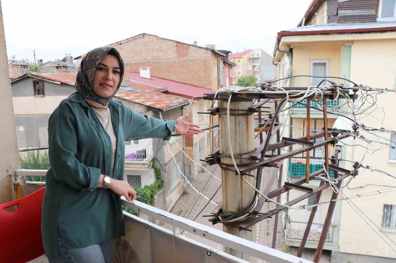 Yağmurlu havada evi şimşek değil, elektrik direğinden çıkan kıvılcımlar aydınlatıyor